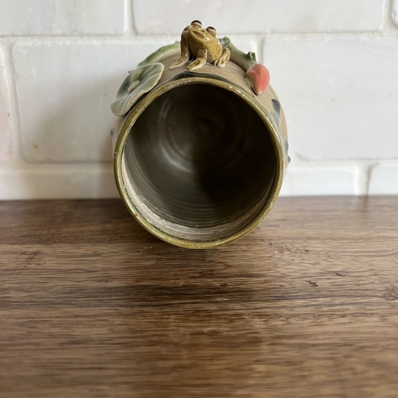Unique Pottery Vase With Raised Lily Pad and Frog - Picture 7 of 7